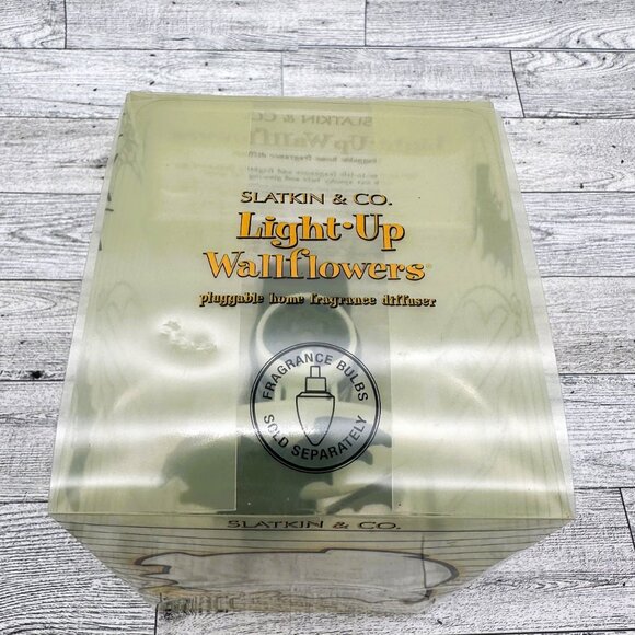 Brand New Slatkin & Co. Halloween Bats Light-Up Wallflowers Fragrance Diffuser - Picture 6 of 7